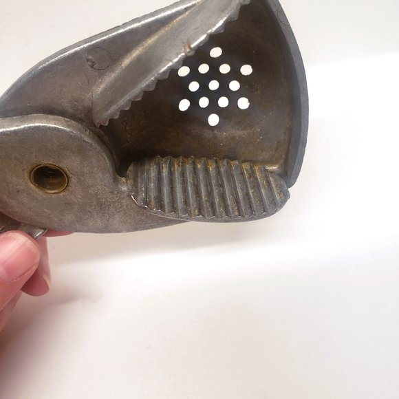 Vintage Irvin Ware Hand Held Citrus Juicer Lemon Squeezer Aluminum Made in USA - Picture 8 of 8